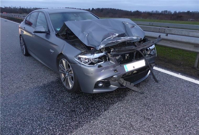 Sperrung der A27: Auto fährt ins Heck eines Lkw Mit überhöhter Geschwindigkeit raste der BMW-Fahrer in das Heck des LKW. Am Auto entstand ein Totalschaden.