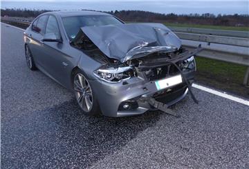 Mit überhöhter Geschwindigkeit raste der BMW-Fahrer in das Heck des LKW. Am Auto entstand ein Totalschaden.