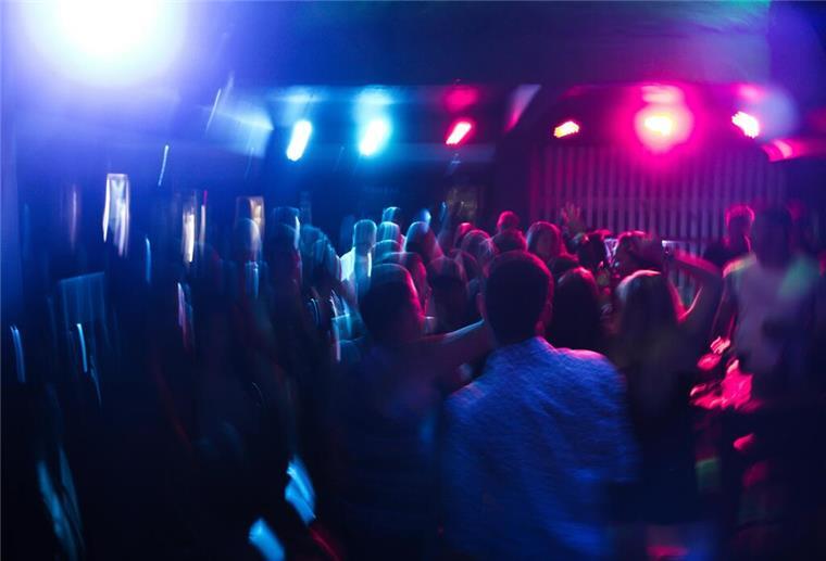 Junggesellenabschied in Bremerhaven: So wird es einzigartig Feiernde Menschen
