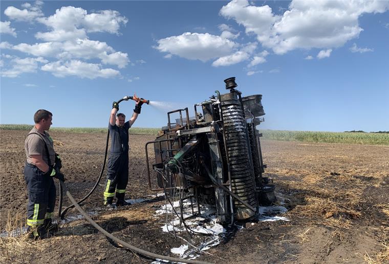 Feuerwehren löschen Brand auf Midlumer Acker Mit vereinten Kräften gegen den Brand: Einsatzkräfte aus Midlum und Wanhöden löschen das Feuer, das eine Rundballenpresse und weite Ackerflächen in Midlum entzündet hat.