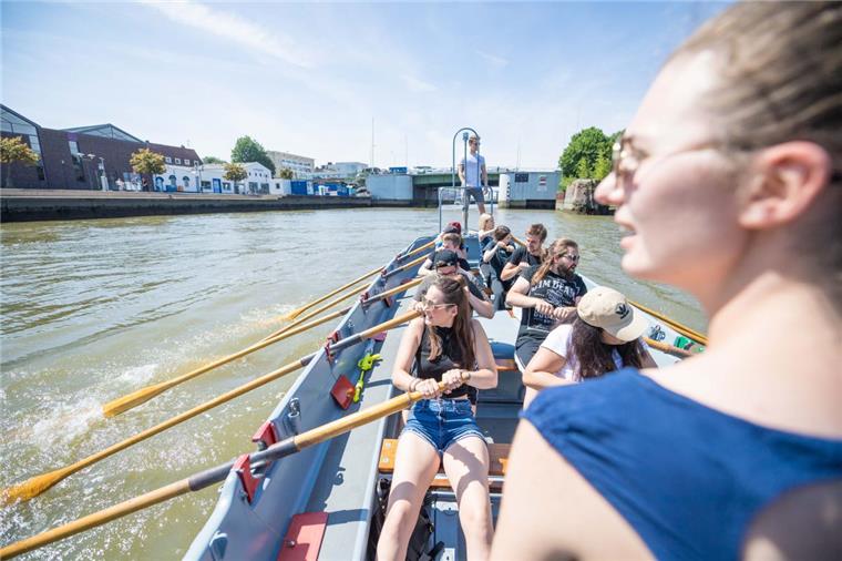Verrückte Tradition in Bremerhaven: Die schönsten Fotos vom Kutterpullen Mit vereinten Kräften über die Geeste: Die Studenten der Hochschule Bremerhaven feiern das Kutterpullen.