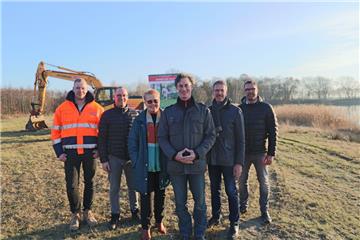 Mit vereinten Kräften (von links): Dennis Sievern (Firma Appiarius), Tim Gebauer (Firma Blue Bay), Campingplatz-Betreiberin Marina Harms, Investor Jan Brünjes (Firma Blue Bay), Klaus Wirth (Bürgermeister) und Fait Banser (Firma City Golf Europe).