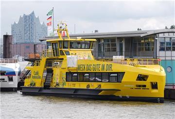 Die Hybridfähre „Grasbrook“ liegt im Hamburger Hafen am Kai der Hadag Seetouristik und Fährdienst AG. 