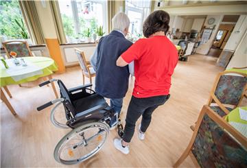 Mit viel Engagement übt Betreuungskraft Daniela Schliefke (43) mit Bewohnerin Anita Juknischke (93, links) die tägliche Mobilität zwischen Roll- und Sitzstuhl.