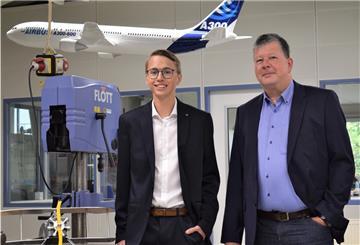 Mit viel Fleiß und Ehrgeiz hat es Cedric Manzke geschafft. Ausbildungsleiter Olaf Heinrichs bei Premium Aerotec ist stolz auf den bundesbesten Azubi.