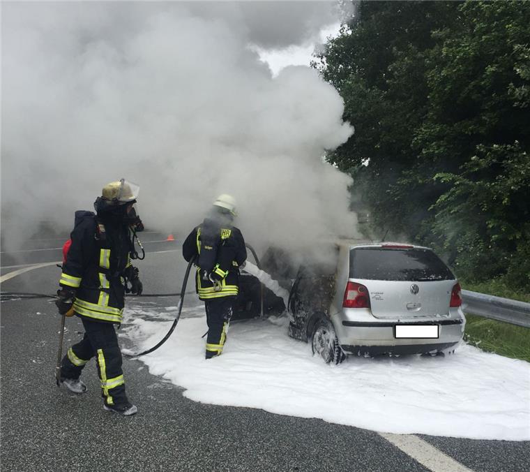 Schaum gegen Flammen: Auto brennt auf der A 27 Mit viel Wasser und Schaum konnte die Feuerwehr am Montagvormittag den brennenden Kleinwagen auf der A 27 löschen.