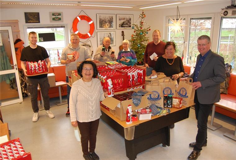 Aus Brake ein Weihnachtsgruß für Seeleute Mit vielen nützlichen und süßen Geschenken haben die Ehrenamtlichen der Seemannsmission Unterweser zusammen mit Seemannspastor Dirk Jährig (rechts) und Seemannsdiakon Marco Folchnandt (2. von links) insgesamt 300 Weihnachtstüten gefüllt.