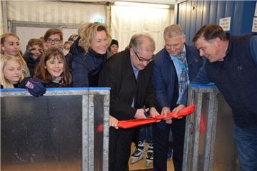 Mit vollem Körpereinsatz eröffneten NMT-Geschäftsführerin Ilona Tetzlaff (von links), Bürgermeister Carsten Seyfarth, Dirk Schumacher von Sponsor Premium
Aerotec und Zeltbetreiber Peter Böseler die Eisbahn