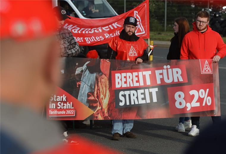 Beschäftigte der Ilsenburger Grobblech GmbH, der SZ Flachstahl GmbH und der VPS am Standort Ilsenburg, beteiligen sich an einem Warnstreik.