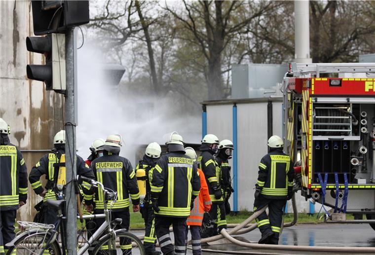 Westertimke: Feuer in Biogasanlage Feuerwehrleute im Einsatz
