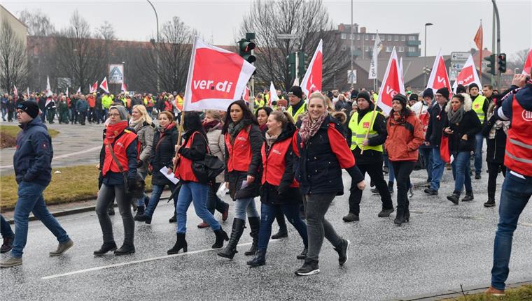 300 Beschäftigte streiken in Bremerhaven für mehr Geld Mit wehenden Fahnen und Trillerpfeifen haben die Beschäftigten für sechs Prozent mehr Gehalt demonstriert.