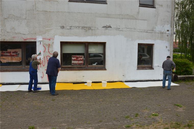 Drangstedt: Obszöne Schmierereien in Windeseile übermalt Mit weißer Farbe wurden die obszönen Schmierereien an einem Haus in der Ortsmitte von Drangstedt übermalt.
