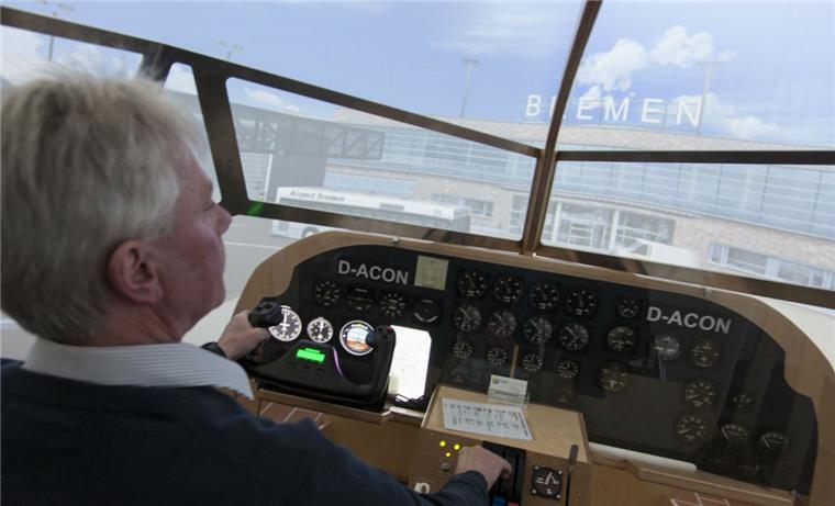 Im Aeronauticum in Nordholz kann jeder fliegen Mit Wolfgang Wilhelm sitzt ein echter Profi am Steuer des Simulators, dessen Cockpit einer Focke-Wulf Fw 200 Condor D-ACON (1937) nachempfunden ist. Der 63-Jährige hat drei Jahrzehnte als Pilot bei den Marinefliegern gearbeitet. Er wird sein Wissen an Simulatorschüler weitergeben. Foto Leuschner