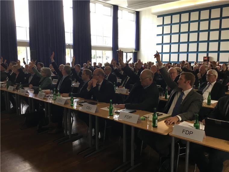 Martin-Luther-Krankenhaus in Zeven: Kreistagsmehrheit stimmt für Schließung Mit zehn Gegenstimmen hat der Kreistag in der Aula des Rotenburger Ratsgymnasiums dem Strukturkonzept für die Ostemedkliniken zugestimmt
