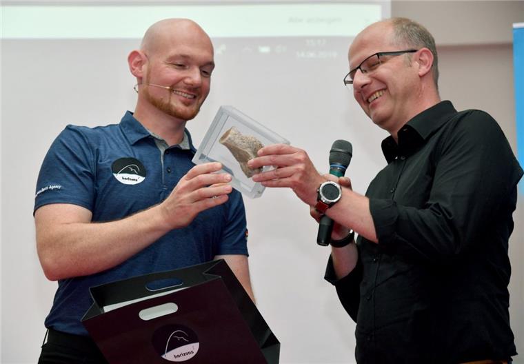 "Astro-Alex" in Bremerhaven: Der Weltraum macht süchtig Mit Zertifikat zurück: Alexander Gerst (links) gab Tiefseeforscher Dr. Ingo Schewe ein Stück Walknochen zurück. Es ist durch den Weltraum gereist.