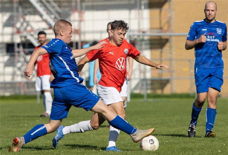 Erleichterung beim 1. FC Nordenham nach erstem Sieg im fünften Spiel Mit zwei Toren war Jan Luca Hedemann (Mitte) einer der überragenden Spieler der Nordenhamer gegen den FC Rastede II.