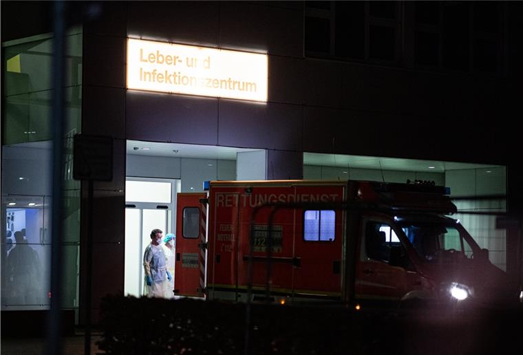 Erster Coronavirus-Patient auch in NRW - Kritischer Zustand Mitarbeiter aus dem Leber- und Infektionszentrum des Universitätsklinikum in Düsseldorf nehmen den ersten mit dem Coronavirus Infizierten in NRW in Empfang.