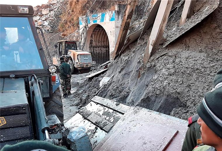 Mindestens 15 Tote bei Sturzflut in Indien Mitarbeiter der indisch-tibetischen Grenzpolizei (ITBP) setzen ihre Rettungsarbeiten fort. Ein riesiger Gletscher war zuvor von einem Berg abgebrochen und in einen Fluss gestürzt.
