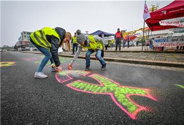 Mitarbeiter der „Nordsee“-Hauptverwaltung in Bremerhaven demonstrieren vor dem Gebäude ihres Arbeitgebers. Die Gewerkschaft Nahrung-Genussmittel-Gaststätten (NGG) hatte zu dem Streik aufgerufen. Ihre Forderung: ein Sozialvertrag oder ein klares Bekenntnis zum Standort Bremerhaven. Carina Kern und Marion Markowski (re) sprühen ihren Standpunkt am Montagvormittag farbenfroh auf den Asphalt der Herwigstraße. Foto Scheschonka