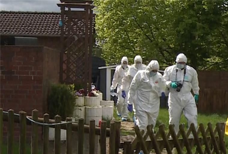 Verbrechen in Bispingen? Kinderleiche gefunden Mitarbeiter der Spurensicherung bei ihrer Arbeit auf einem Grundstück in Bispingen.