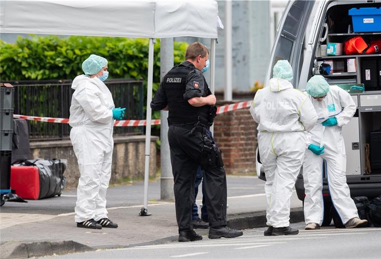 Zwei Tote vor Amtsgericht in Celle Mitarbeiter der Spurensicherung stehen am Amtsgericht Celle.