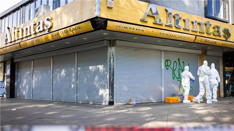 Mitarbeiter der Spurensicherung stehen vor dem Juwelier in der Innenstadt.