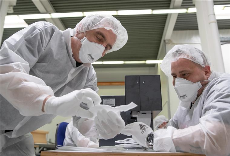Zahl der Corona-Infizierten in Niedersachsen steigt wieder stärker Mitarbeiter der Zender Germany GmbH fertigen Schutzmasken an.