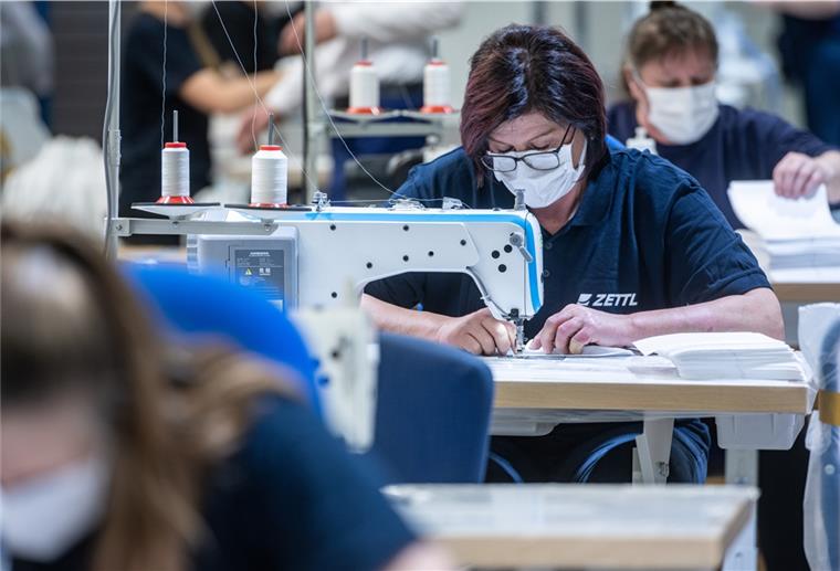 Mitarbeiter des Automobilzulieferers Zettl in Bayern produzieren Mundschutzmasken. Das Unternehmen hat angesichts der Corona-Krise seinen Betrieb auf die Produktion von Schutzmasken umgestellt.