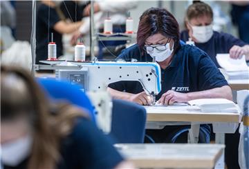Mitarbeiter des Automobilzulieferers Zettl in Bayern produzieren Mundschutzmasken. Das Unternehmen hat angesichts der Corona-Krise seinen Betrieb auf die Produktion von Schutzmasken umgestellt.