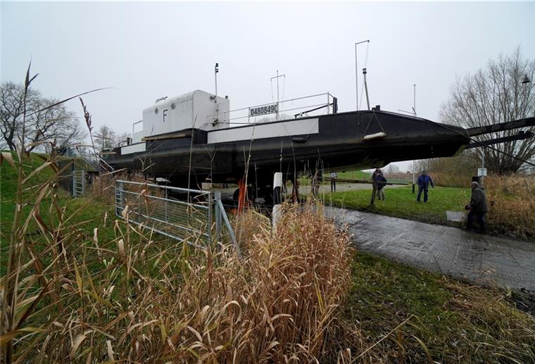 Brobergen: Traktoren ziehen 100 Jahre alte Oste-Fähre aus dem Wasser Mitarbeiter des Fährvereins Brobergen haben die denkmalgeschützte Fähre aus dem Wasser der Oste gezogen. Nach der Winterpause soll sie im Mai 2021 den Verkehr wieder aufnehmen.