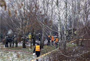 Mitarbeiter des litauischen Katastrophenschutzministeriums arbeiten in der Nähe der Stelle, an der ein DHL-Frachtflugzeug in ein Haus in der Nähe der litauischen Hauptstadt Vilnius, Litauen, gestürzt is