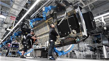 Mitarbeiter des Stuttgarter Autoherstellers Mercedes-Benz arbeiten in der Factory 56 im Merecdes-Benz Werk.