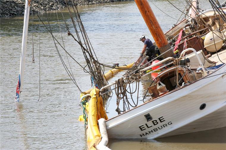 Stade: Gesunkenes historisches Segelschiff "No. 5 Elbe" gehoben Mitarbeiter eines spanischen Unternehmens bereiten mit Tauchern die Bergung des gesunkenen historischen Segelschiffs "No. 5 Elbe" im Hafen von Stadersand vor.