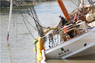 Mitarbeiter eines spanischen Unternehmens bereiten mit Tauchern die Bergung des gesunkenen historischen Segelschiffs "No. 5 Elbe" im Hafen von Stadersand vor.


