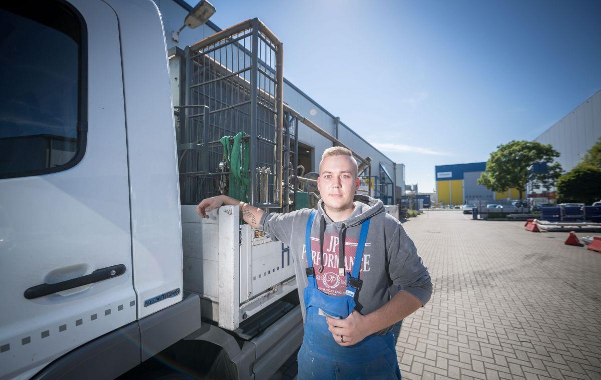 Mitarbeiter Kevin Tjaden zeigt LKW und Anhänger seiner Firma, die Zaun und Torsysteme GmbH Huth. Für das Bewegen des Fahrzeuges mit Anhänger wird eine Maut für die Straßennutzung fällig, die mittels Sendegerät in der Fahrerkabine von Messgeräten automatisch bei Kontrollen erfasst wird.