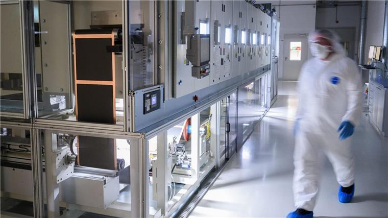 VW plant Stromgroßspeicher in Norddeutschland Mitarbeiter stehen in einer Pilotanlage zur Batteriezellenproduktion im VW-Werk Salzgitter an einer Beschichtungsanlage für Elektroden.