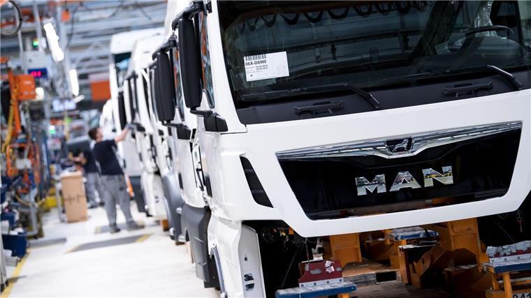 Traton nach starkem Abschluss optimistisch für 2024 Mitarbeiter von MAN Truck & Bus arbeiten in einer Produktionsstraße. MAN Truck & Bus ist ein Unternehmen der Traton SE.
