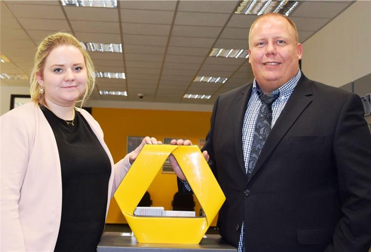 Filialchef sieht Standort nicht gefährdet Mitarbeiterin Marieke Eilers und Filialdirektor Björn Heinrich sind zuversichtlich, dass die Commerzbank in der Wesermarsch weiter wächst.