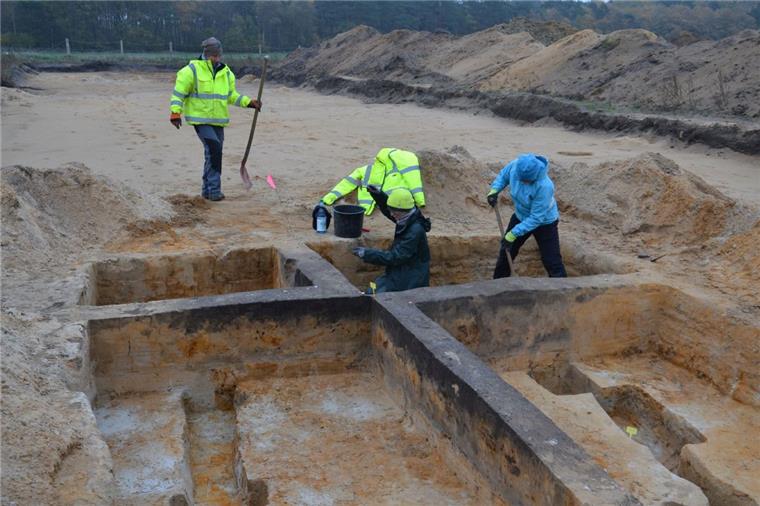 Zeven: Ausgrabungen am Hexenberg machen Vergangenheit sichtbar Mitarbeiterinnen des Grabungsteams legen auf der Kuppe des Hexenberges Bodenfunde frei, die auf ein Grubenhaus hindeuten. Beim Freilegen sind sie auf Keramikscherben gestoßen. In Grubenhäusern haben die Siedlungsbewohner Handwerk versehen. Die Nutzung dieses Hauses ist den Archäologen noch unklar.