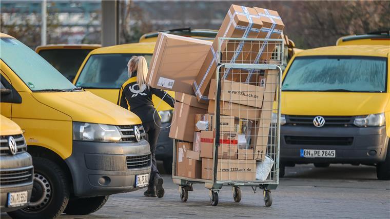 Ein harter Job: Warum die Zusteller auch in der Wesermarsch streiken Mitarbeiterinnen und Mitarbeiter der Post haben viel zu schleppen. Manche Pakete wiegen mehr als 30 Kilo. Bis zu 31,5 Kilo sind nach Poststandards erlaubt. Zu viel, sagt die Gewerkschaft Verdi und fordert eine Begrenzung auf 20 Kilo.