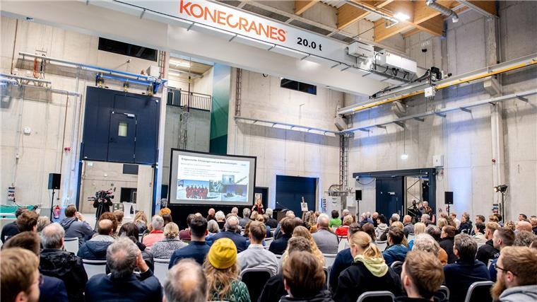 Neues Labor des Alfred-Wegener-Instituts eröffnet Mitarbeiterinnen und Mitarbeiter des Alfred-Wegener-Instituts sitzen in einer Halle des neuen Technikums.