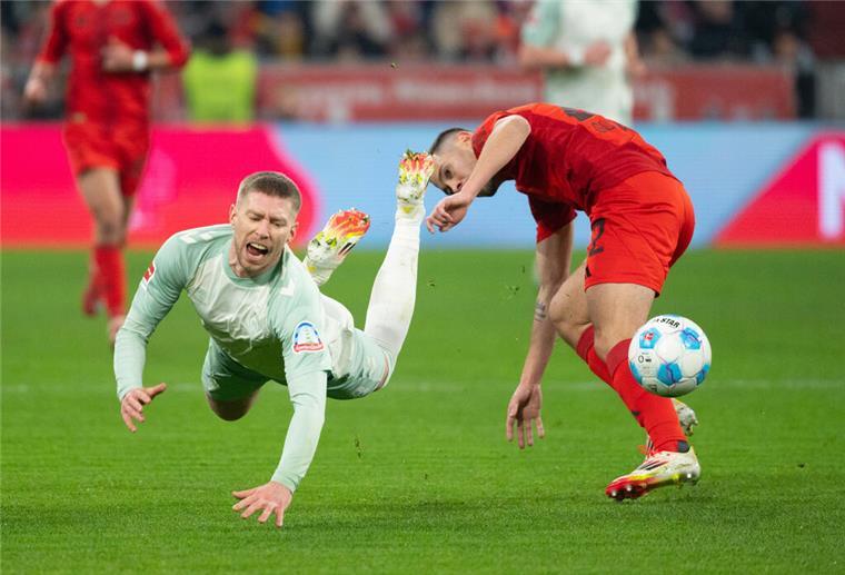 Werder- und Bayern-Fans vereint gegen die DFL: Proteste in München Mitchell Weiser von Bremen (l) und Raphael Guerreiro von München kämpfen um den Ball. Sportlich gab es für die Bremer in München am Freitagabend nichts zu holen.