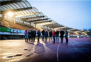 Mitglieder der Arbeitsgruppe, Vertreter der beteiligten Ämter und die Dezernenten Paul Bödeker, Torsten Neuhoff und Bernd Schomaker machten sich ein Bild von den anstehenden Sanierungsarbeiten im Nordseestadion.