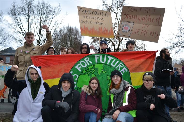 Fridays for Future: Bremerhavener Schüler demonstrieren bei Siemens in Bremen Mitglieder der Bremerhavener "Fridays for Future"-Ortsgruppe demonstrierten am Freitag vor dem Siemens-Firmensitz in Bremen.