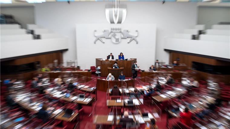 Nur ein Weiter so? Bremen steuert wieder auf Rot-Grün-Rot zu Mitglieder der Bremischen Bürgerschaft nehmen an einer Plenarsitzungen teil.