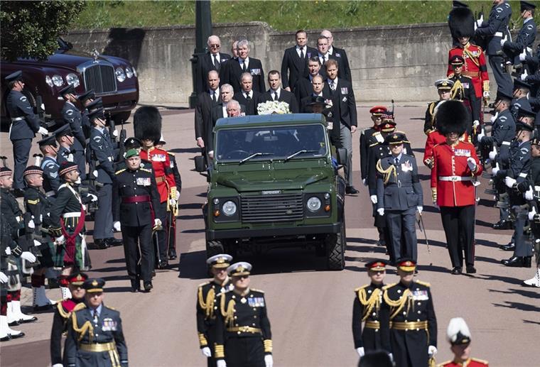 Abschied von Prinz Philip Mitglieder der britischen Königsfamilie folgen dem ungebauten Landrover mit dem Sarg von Prinz Philip während eines Trauerzugs in Richtung der St.-Georgs-Kapelle auf Schloss Windsor.