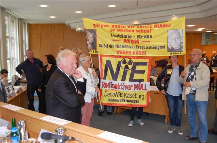 Kreistag vertagt Entscheidung über Bauschutt aus Kernkraftwerk Unterweser Mitglieder der Bürgerinitiative machten deutlich, dass sie keinen KKU-Bauschutt auf der Deponie wollen.