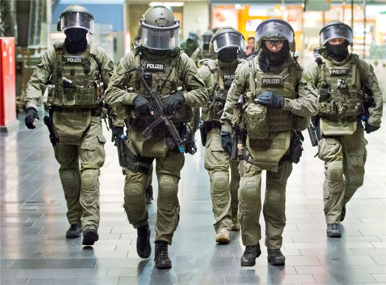 Sachsen: GSG 9 nimmt fünf Rechtsterroristen in Freital fest Mitglieder der Eliteeinheit GSG 9 haben fünf Rechtsterroristen in Sachsen verhaftet.
