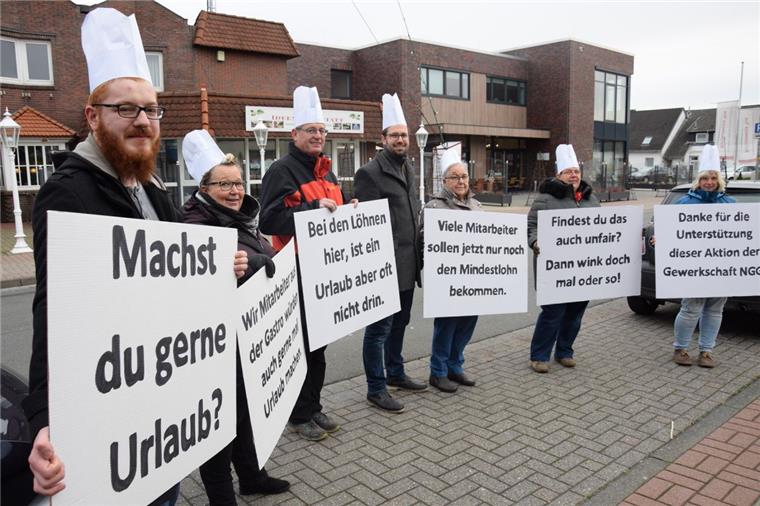 Nordenham: Gewerkschaft fordert mehr Lohn für Köche und Kellner Mitglieder der Gewerkschaft Nahrung-Genuss-Gaststätten beziehungsweise deren Angehörige stellten sich gestern in langer Reihe an die Butjadinger Straße auf und hielten dabei diese Pappschilder hoch. Initiator der Aktion war Gewerkschaftssekretär Christian Wechselbaum (Mitte).