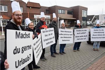 Mitglieder der Gewerkschaft Nahrung-Genuss-Gaststätten beziehungsweise deren Angehörige stellten sich gestern in langer Reihe an die Butjadinger Straße auf und hielten dabei diese Pappschilder hoch. Initiator der Aktion war Gewerkschaftssekretär Christian Wechselbaum (Mitte). 